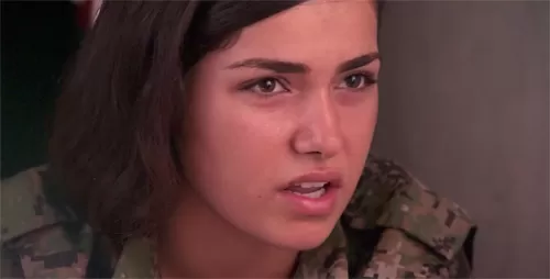 Nữ binh xinh đẹp tự sát giữa vòng vây IS