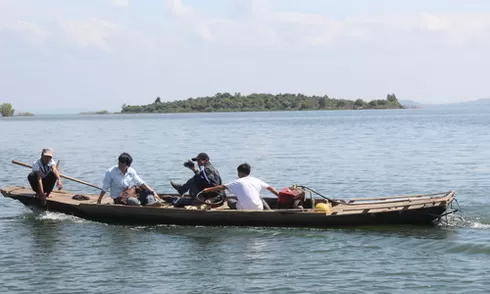 Truy tìm cá sấu trên lòng hồ Trị An