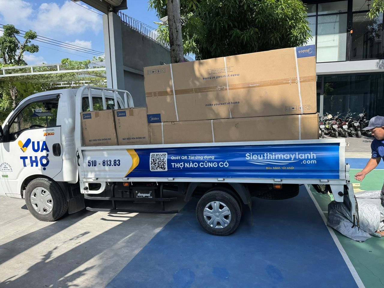 Giao hàng tủ đứng midea